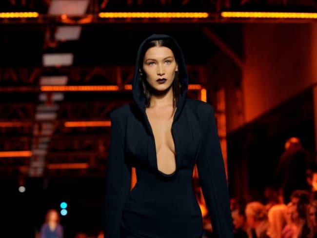 Bella Hadid se cae en la pasarela de la semana de la moda de Nueva York