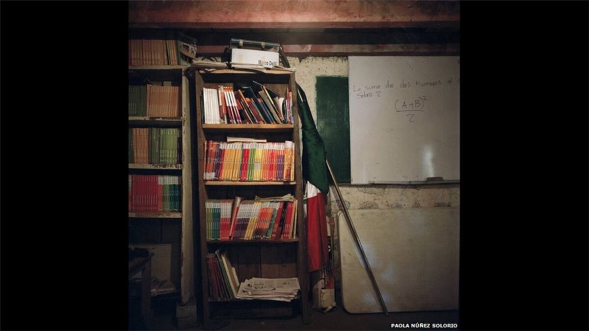 La fotógrafa Paola Nuñez Solorio ha documentado la precariedad de parte de la infraestructura escolar en los estados de Morelia, Oaxaca y Michoacán. En esta imagen vemos las sillas de una escuela elemental de tres aulas, sin caminos de acceso, electricidad y agua corriente.