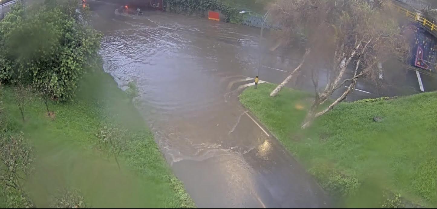 Inundaciones en el deprimido Bulerías tras las fuertes lluvias en Medellín. Foto: Siata.