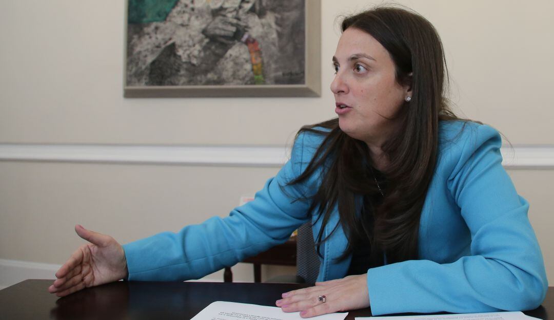 Piden renuncia de MinTic, Karen Abudinen, por contrato de $70 mil millones