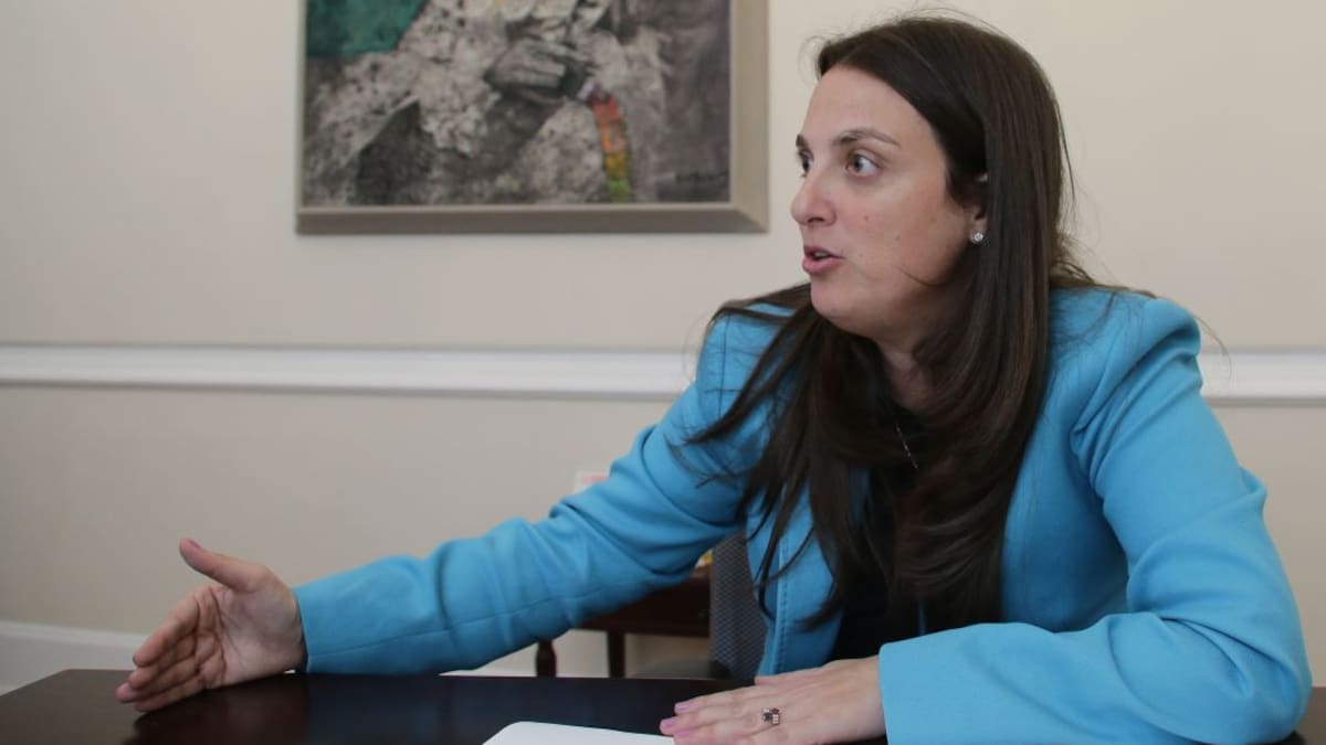 Piden renuncia de MinTic, Karen Abudinen, por contrato de $70 mil millones