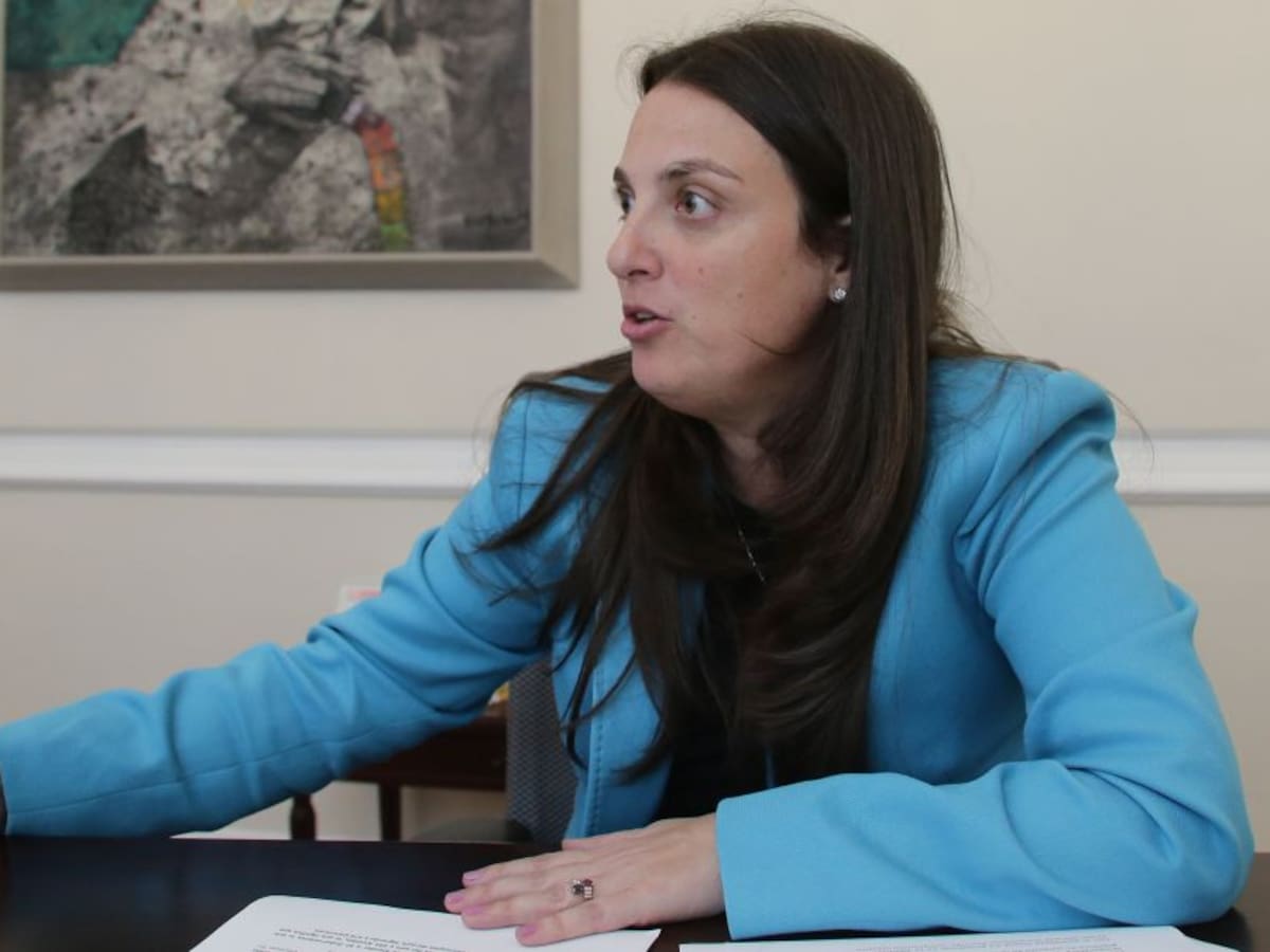 Piden renuncia de MinTic, Karen Abudinen, por contrato de $70 mil millones