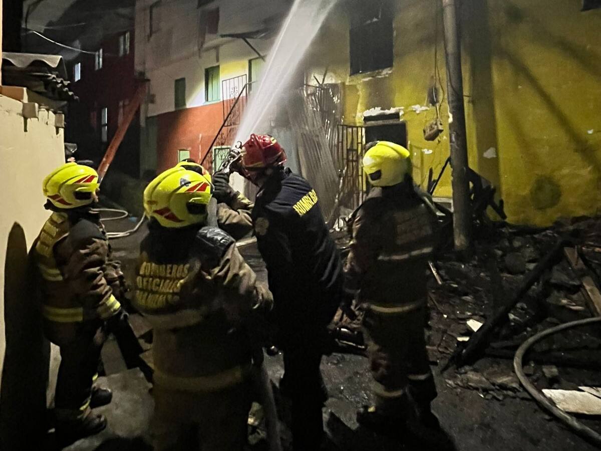 Dos bomberos resultaron lesionados en medio de un incendio en Manizales