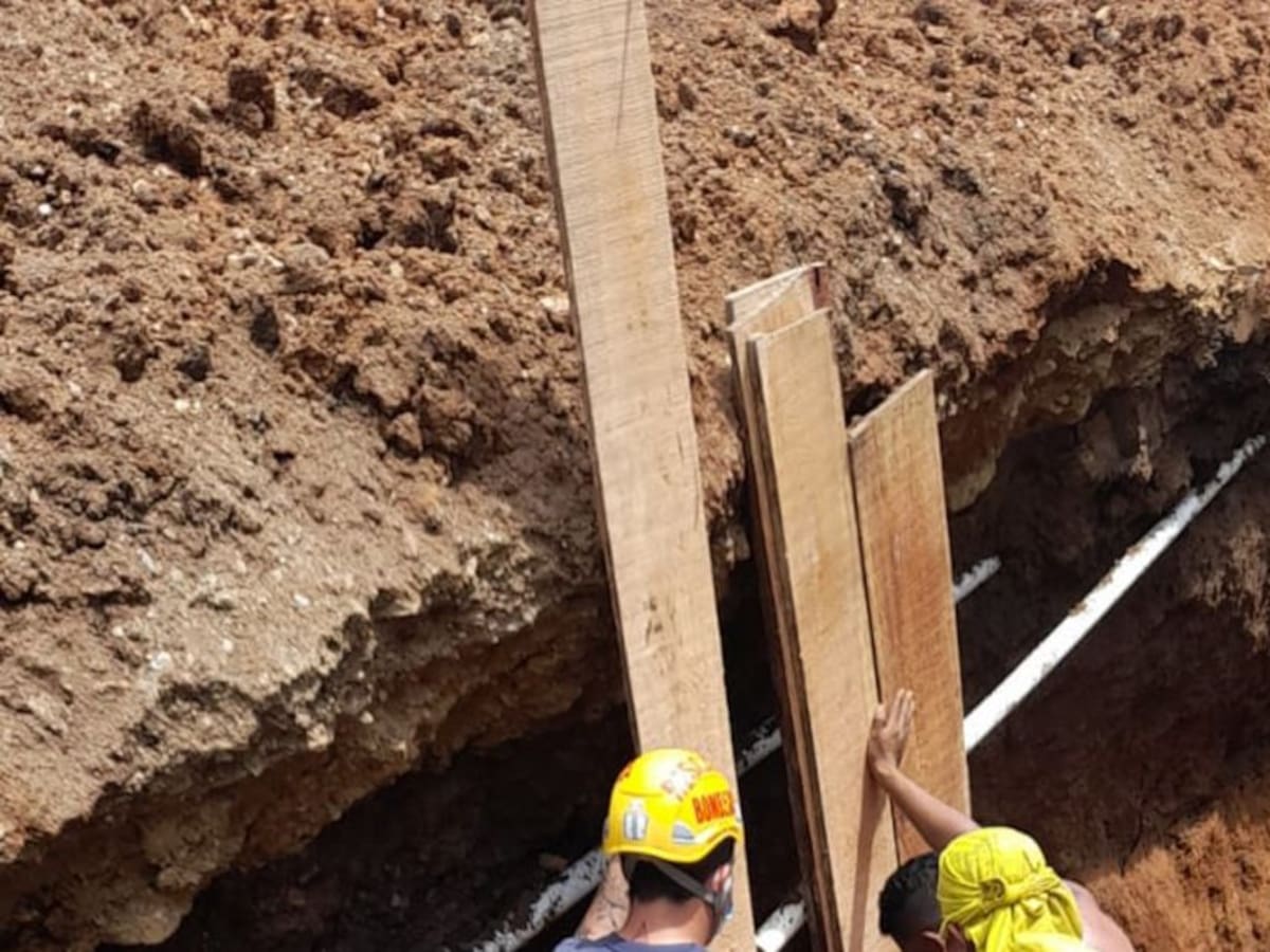 Rescatan trabajadores atrapados por un deslizamiento en Carmen de Apicalá