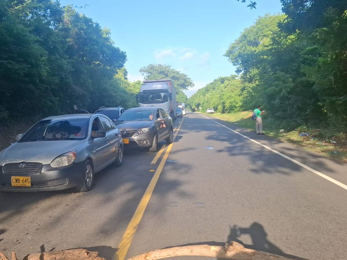 Campesinos de Dibulla bloquean Troncal del Caribe por incumplimientos de Agencia Nacional de Tierras