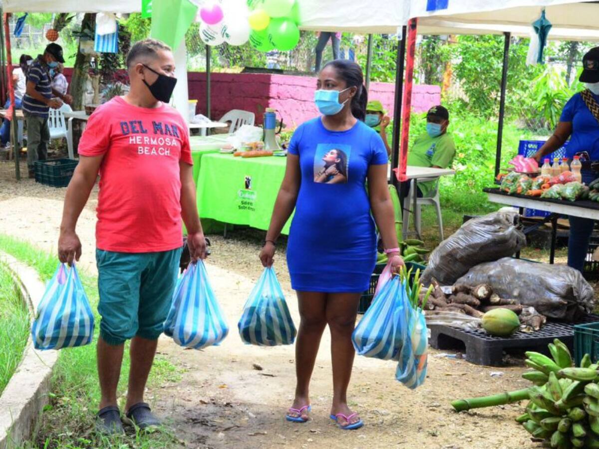 Ocho toneladas de alimentos vendidas en el mercado campesino de Mandela