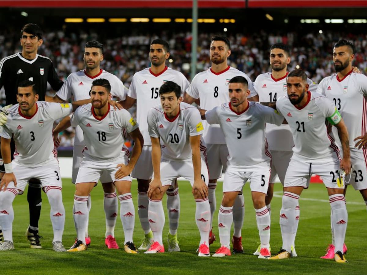 Selección de Irán habría sido amenazada por el régimen y obligados a cantar el himno