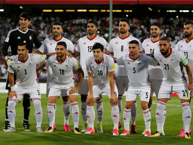 Selección de Irán habría sido amenazada por el régimen y obligados a cantar el himno