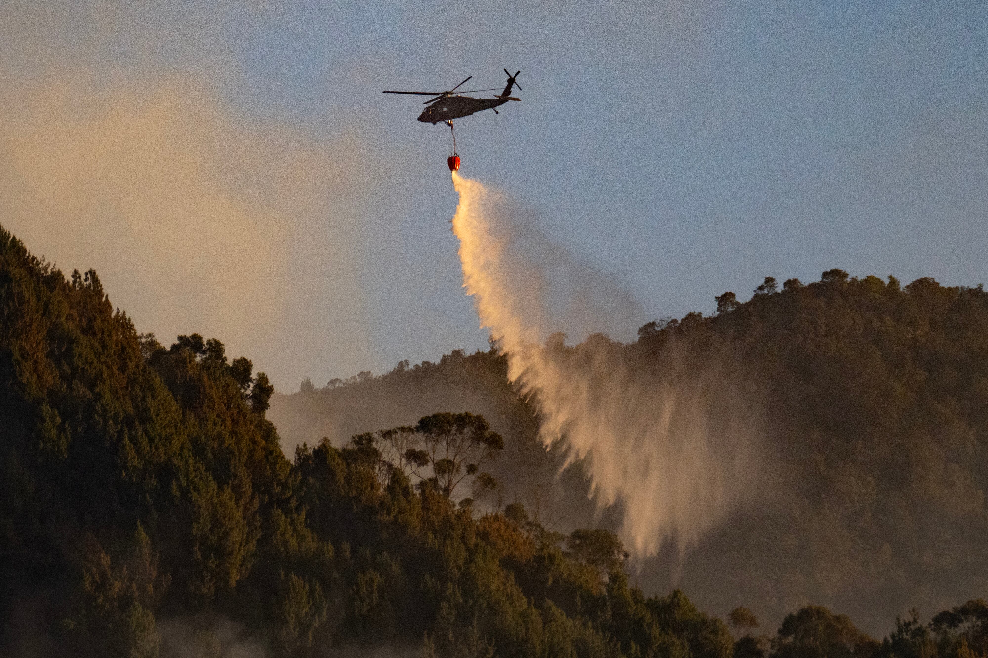 Incendio en cerros Orientales está controlado en un 70%, según alcalde Galán. Foto: LUIS ACOSTA/AFP via Getty Images