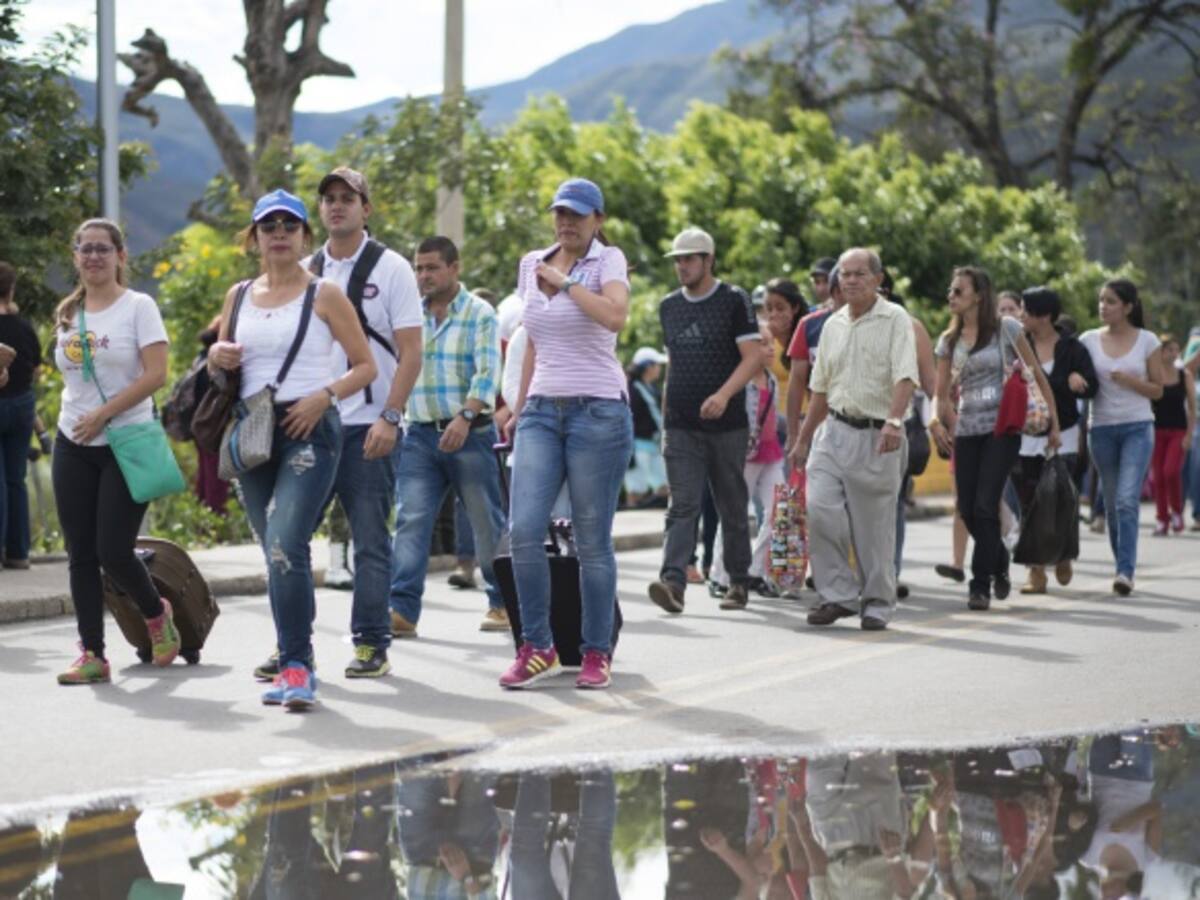 En la frontera colombiana rechazan cierre ordenado por Maduro