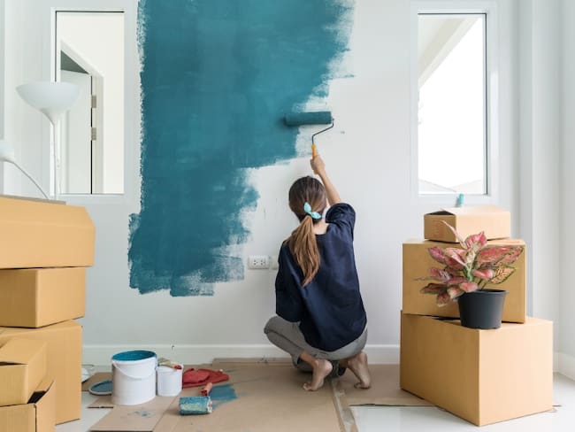 Persona pintando apartamento // foto de referencia: Getty Images