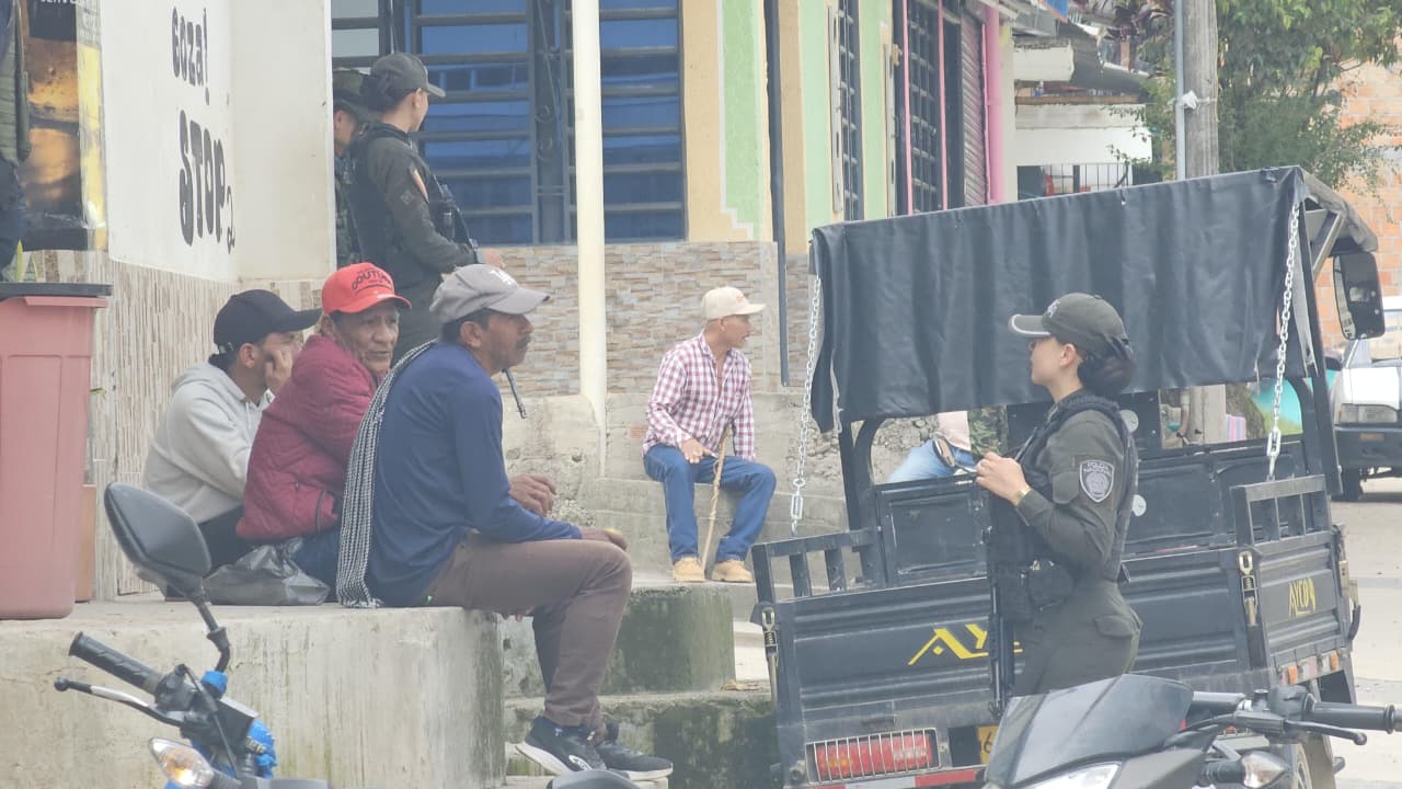 Autoridades departamentales y Policía refuerzan seguridad en Suaza tras recientes hechos de violencia en el municipio.