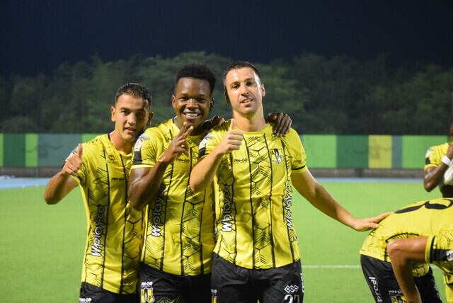 Los jugadores de Alianza Petrolera festejan el primer gol ante Jaguares / Colprensa.