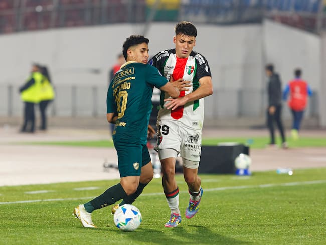 Daniel Cataño disputando un partido de la Copa Sudamericana con Bolívar. (Photo by Paulina Silva/Eurasia Sport Images/Getty Images)