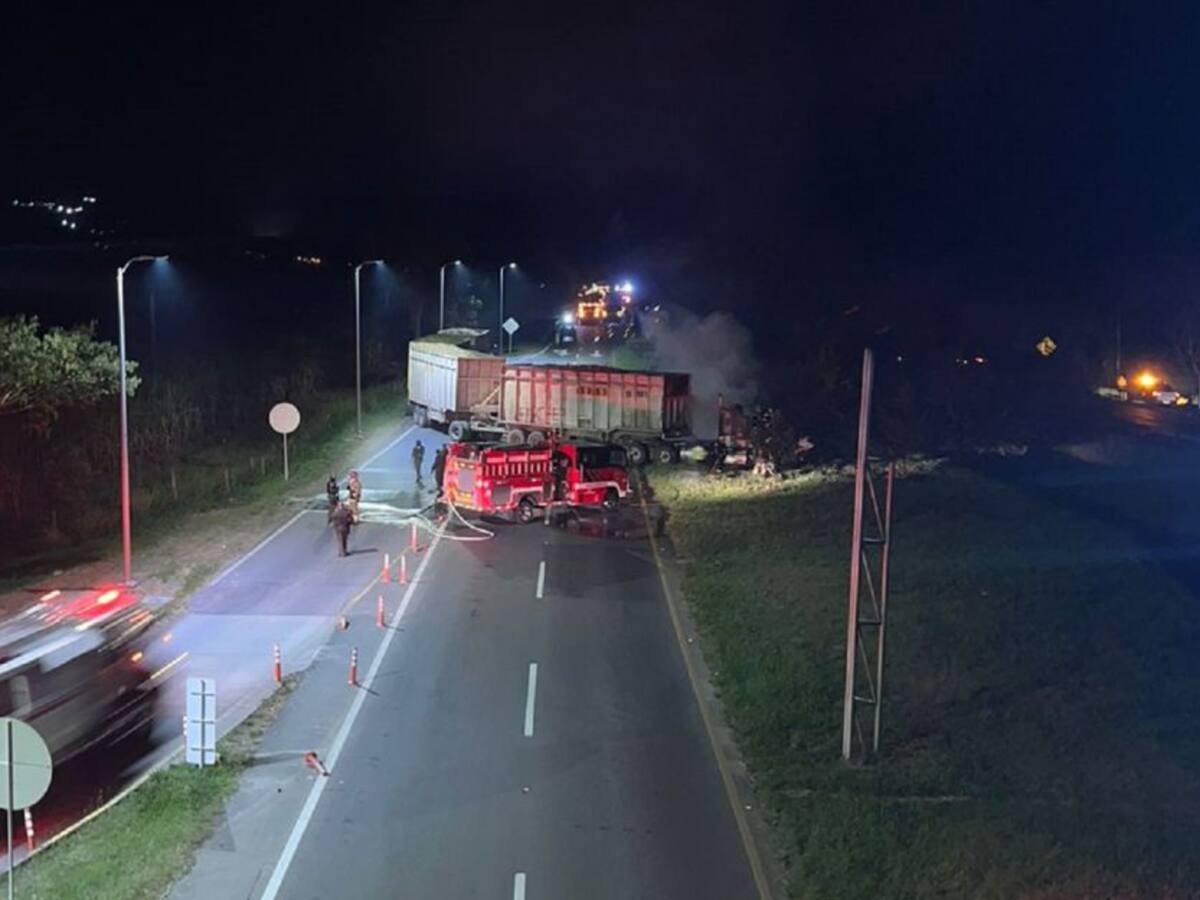 Incineran tren cañero sobre la vía Panamericana en el centro del Valle