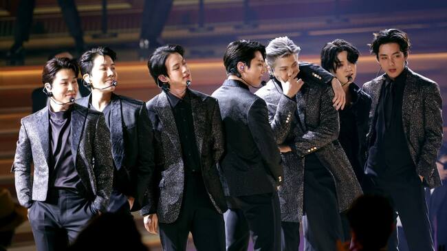 BTS en medio de su presentación en los Grammy.
