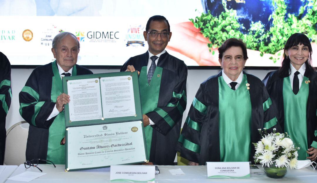 Entrega del doctorado honoris causa