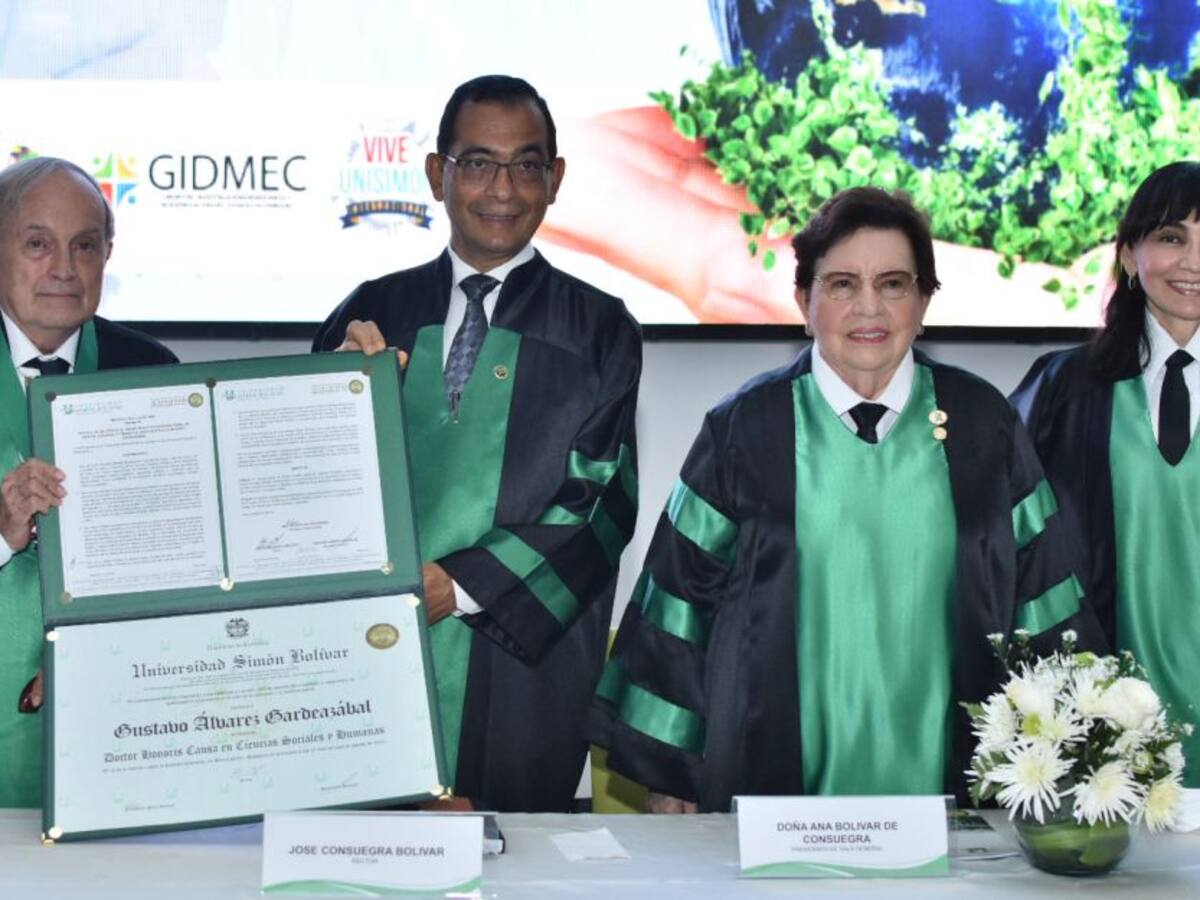 Unisimón otorgó doctorado honoris causa a Gustavo Álvarez Gardeazábal