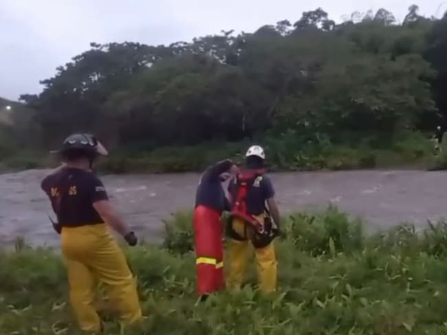 Tres jóvenes atrapados cerca del río Quindío tras lluvias intensas - Foto: cortesía Policía del Quindío