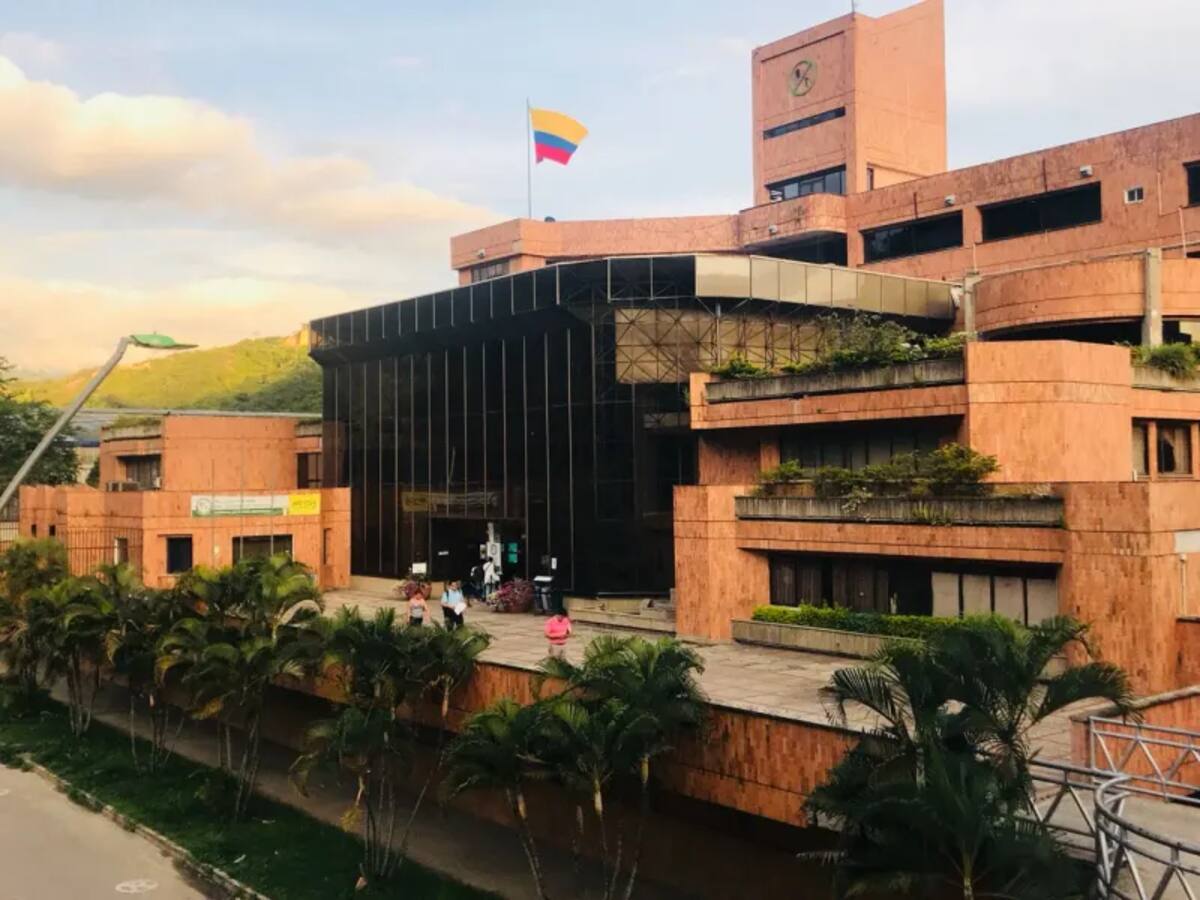 Caos en la Dirección de Tránsito de Bucaramanga por falla en sistema: hubo agresiones a funcionarios