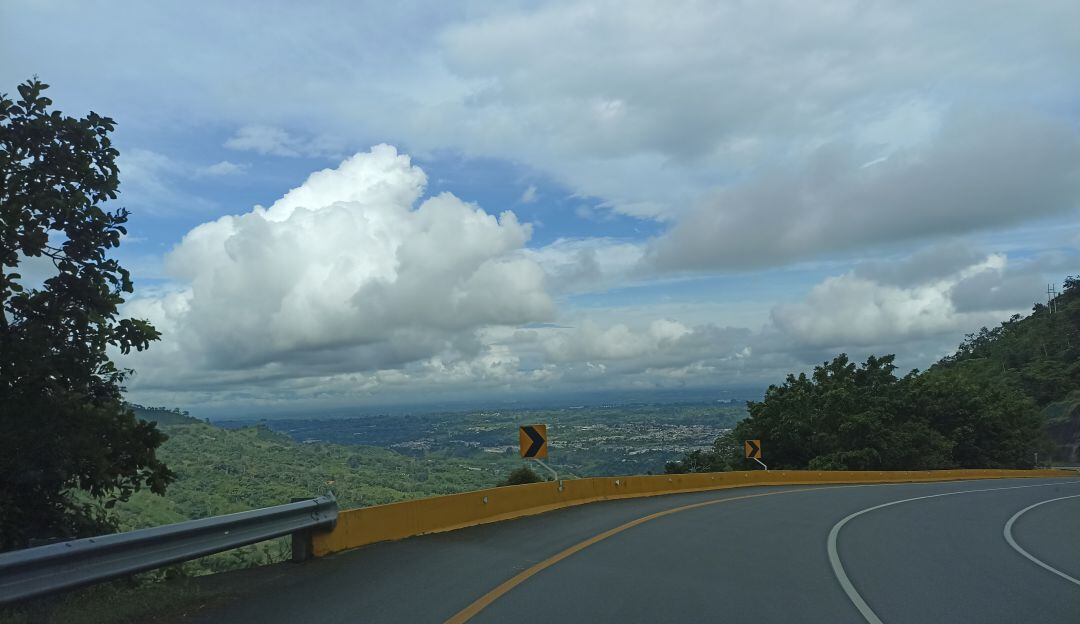Al fondo la ciudad de Armenia desde la vía la línea en Quindío