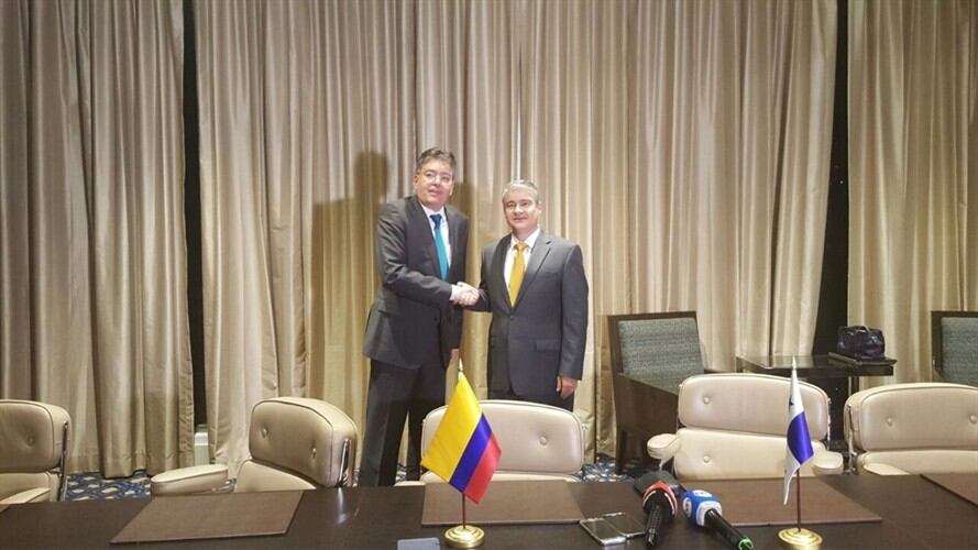 Mauricio Cárdenas y Dulcidio de la Guardia. Foto: Ministerio de Hacienda