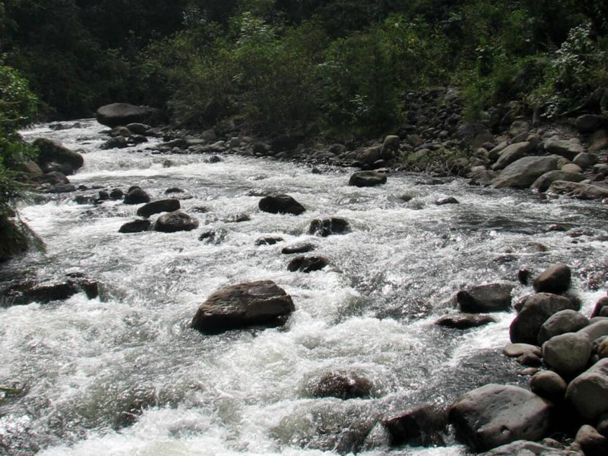 Rescatan a mujer que quedo atrapada en el río Guáitara