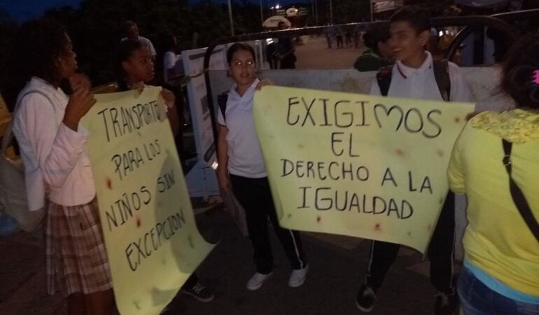 Niños y padres de familia reclaman apoyo y cumplimiento en el servicio