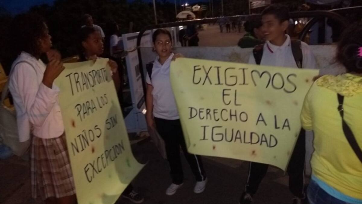 Padres de familia de niños venezolanos reclaman transporte escolar en la frontera