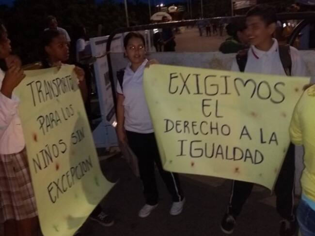 Niños y padres de familia reclaman apoyo y cumplimiento en el servicio