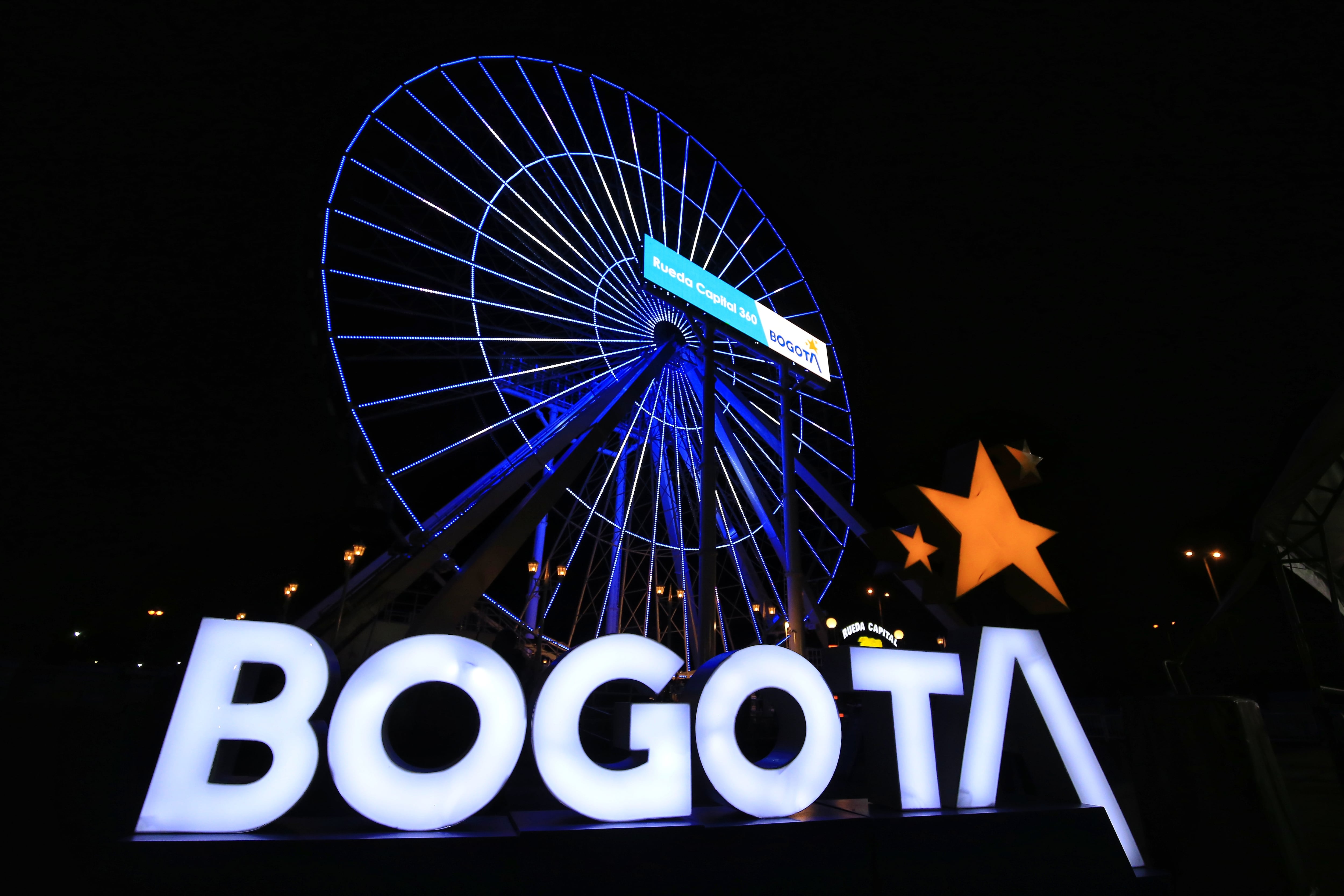 Rueda capital 360 del parque salitre mágico detrás de un letrero con el nombre de la ciudad (Colprensa)