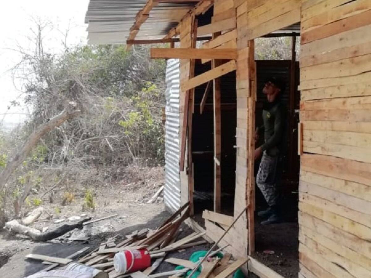 En Cartagena, desmontan 32 cambuches construidos en área verde de La Popa