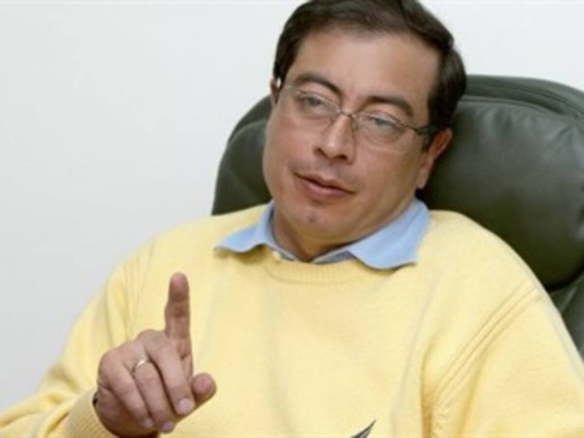 En cocteles se está brindando para romper la democracia de Bogotá: Petro