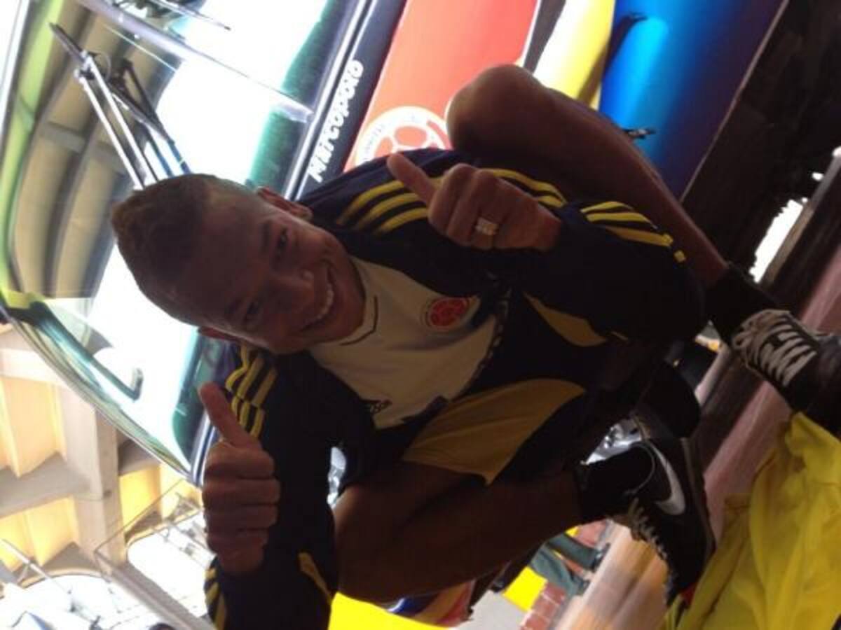 Muy sonriente se vio el volante Freddy Guarín, @fguarin13 “Que buena, acá firmando autógrafo por debajo del portón”