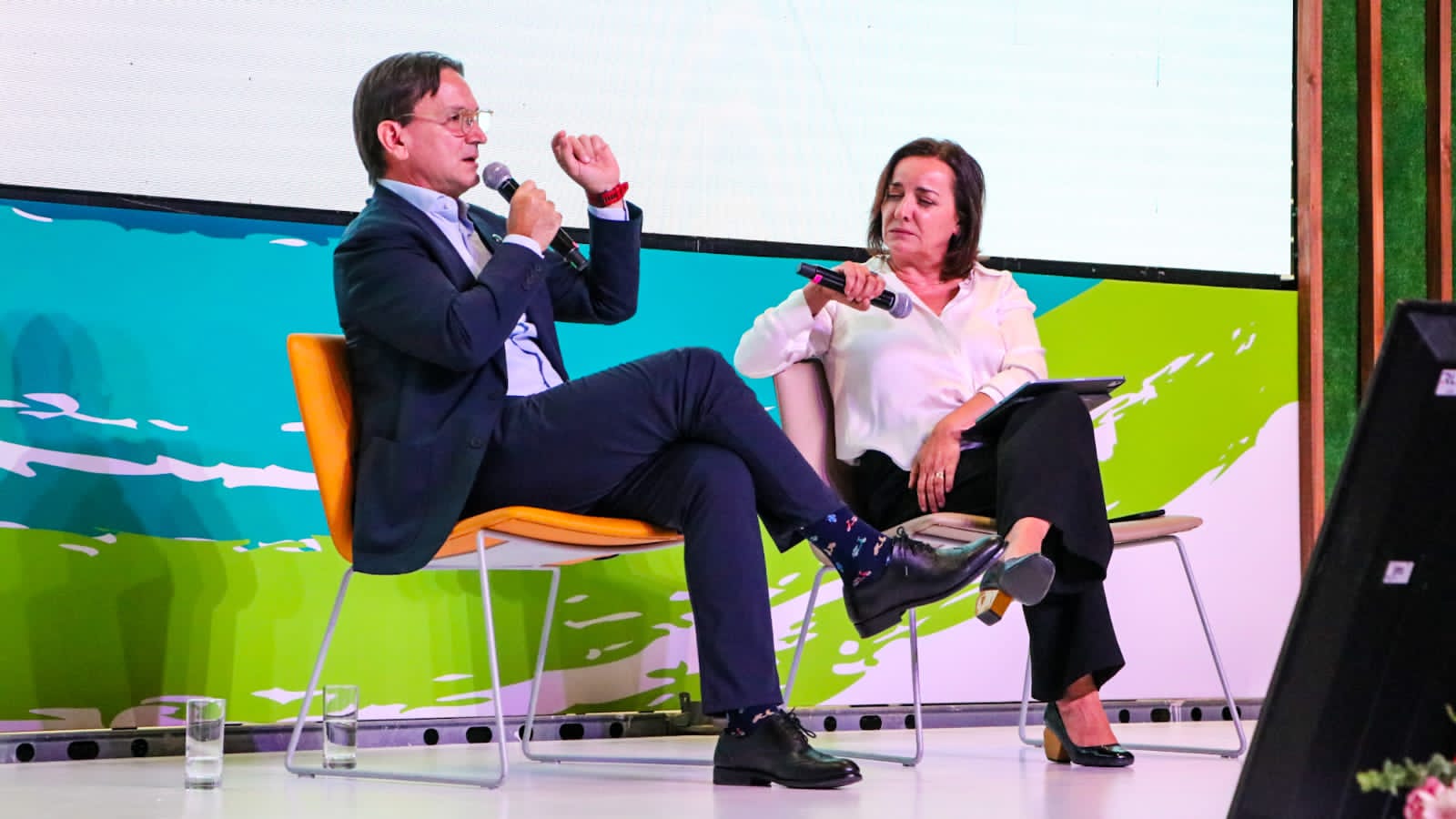 Pepa Bueno, directora del diario El País y Juan Carlos Mora, presidente de Bancolombia en la Cumbre Internacional de Sostenibilidad e Innovación Ambiental.