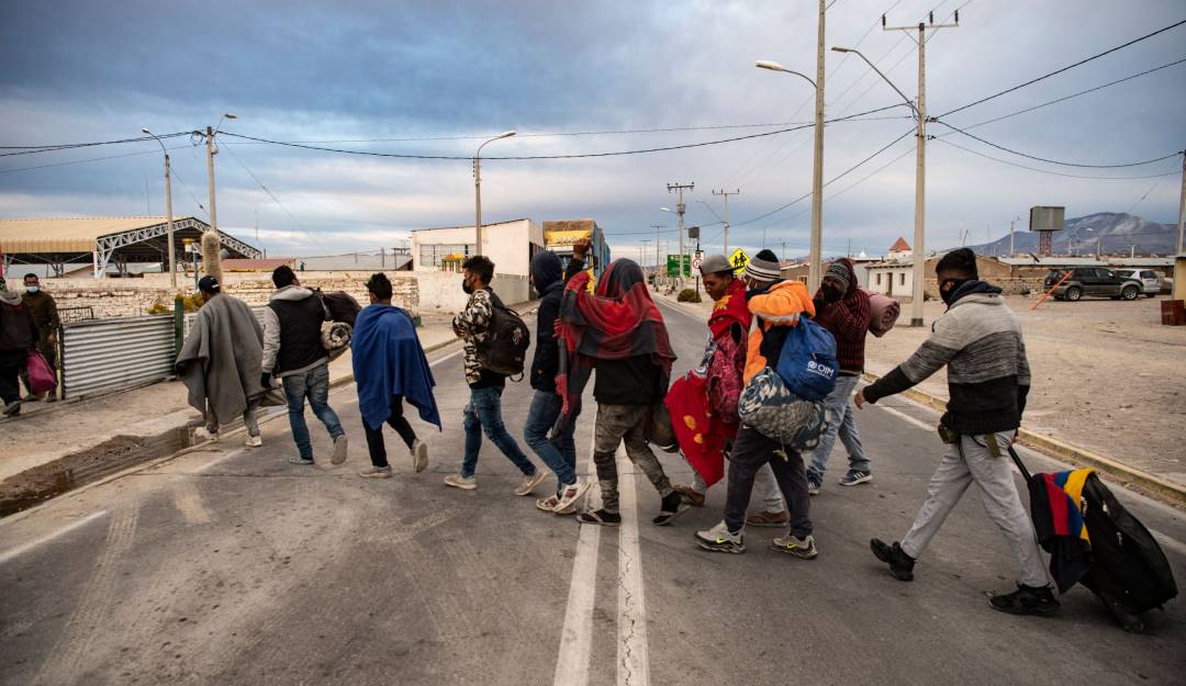 Migrantes entrando a Chile por la frontera con Bolivia.             Foto: Getty 