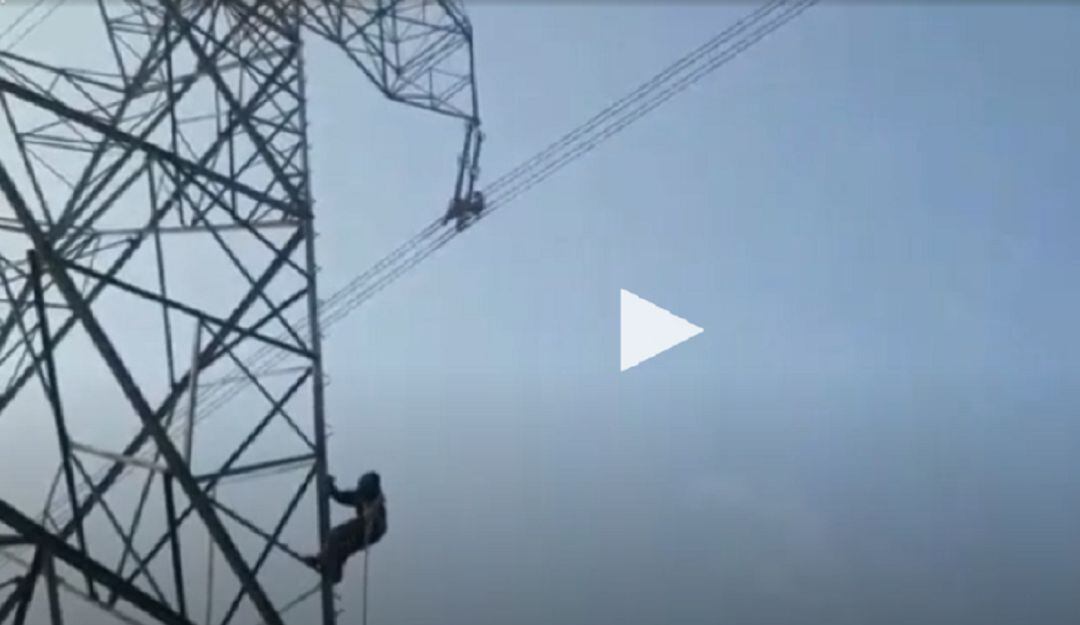 ¡Aterrador! Hombre caminó por peligrosos cables de alta tensión