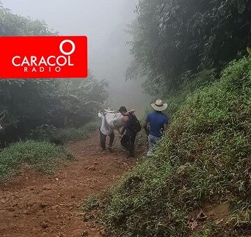 Campesinos trasladando los cadáveres- foto San José de Apartadó