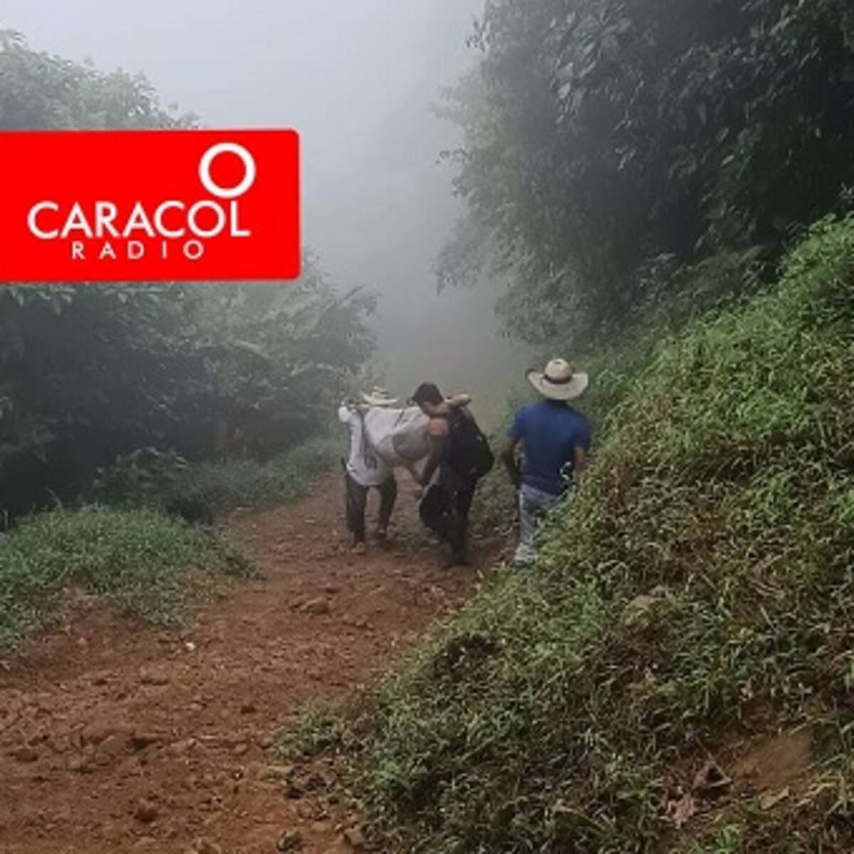 A pie y con lluvia, la Comunidad de Paz sacó de la zona rural a los campesinos asesinados