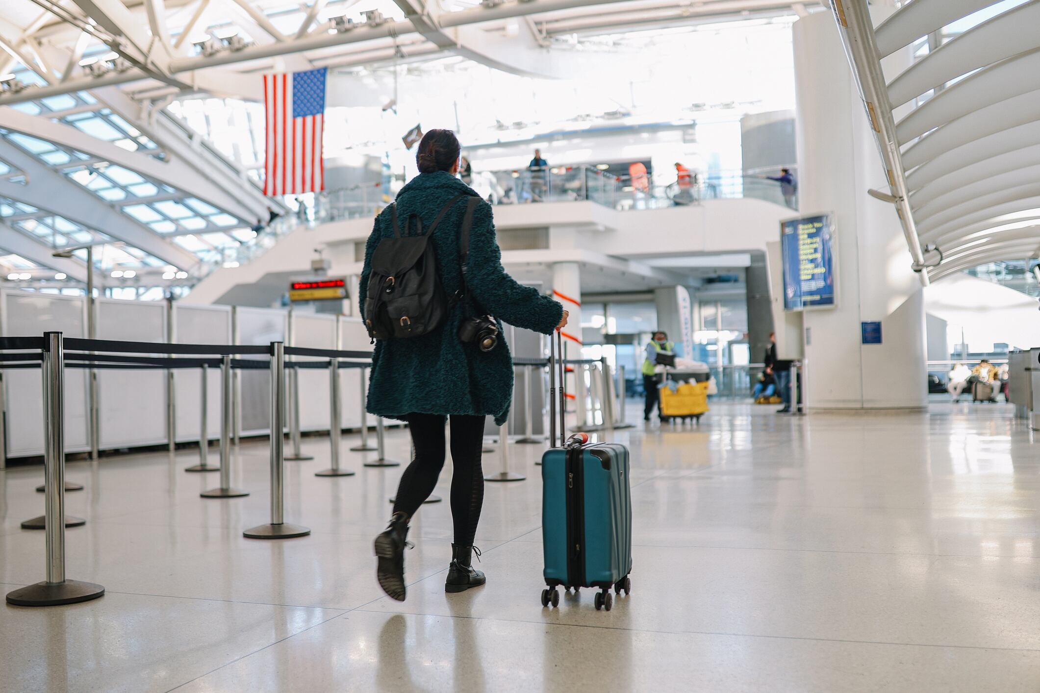 Mujer en aeropuerto de New York, USA / imagen de referencia: Getty Images