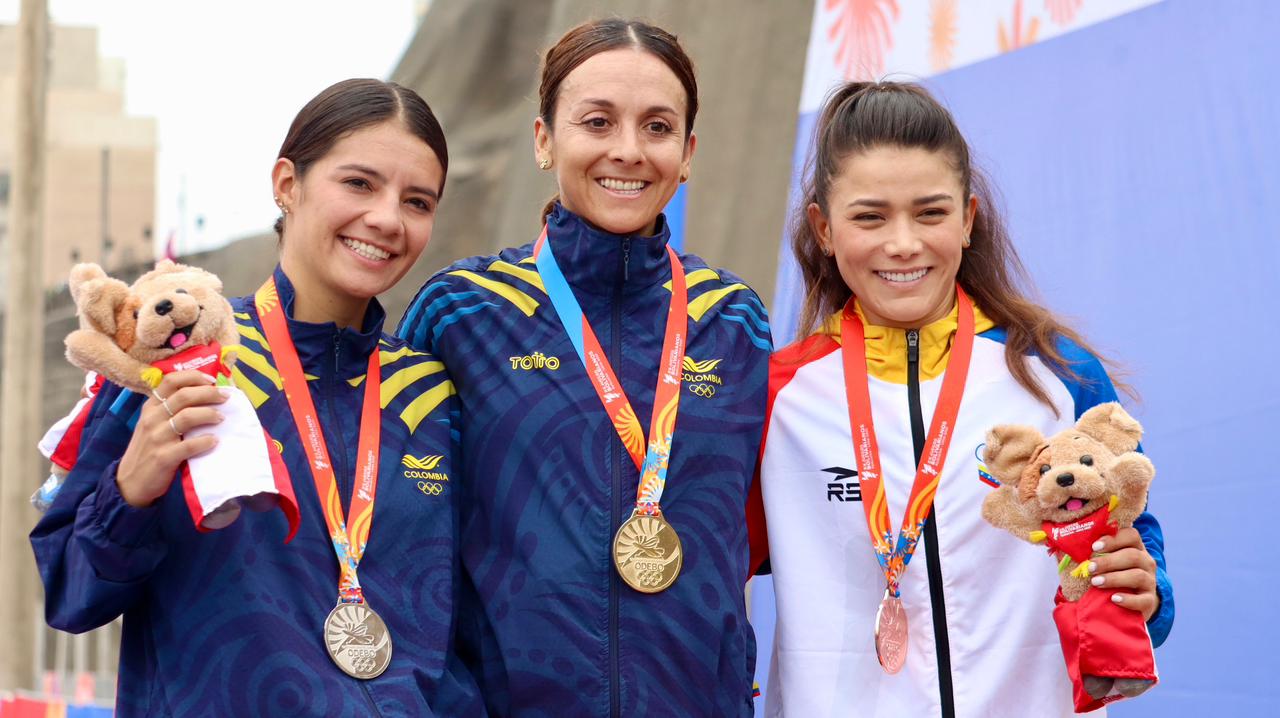 Diana Peñuela y Lina Hernández ganaron oro y plata en la contrarreloj femenina / Twitter: @MinDeporteCol.