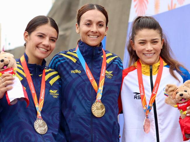Diana Peñuela y Lina Hernández ganaron oro y plata en la contrarreloj femenina / Twitter: @MinDeporteCol.
