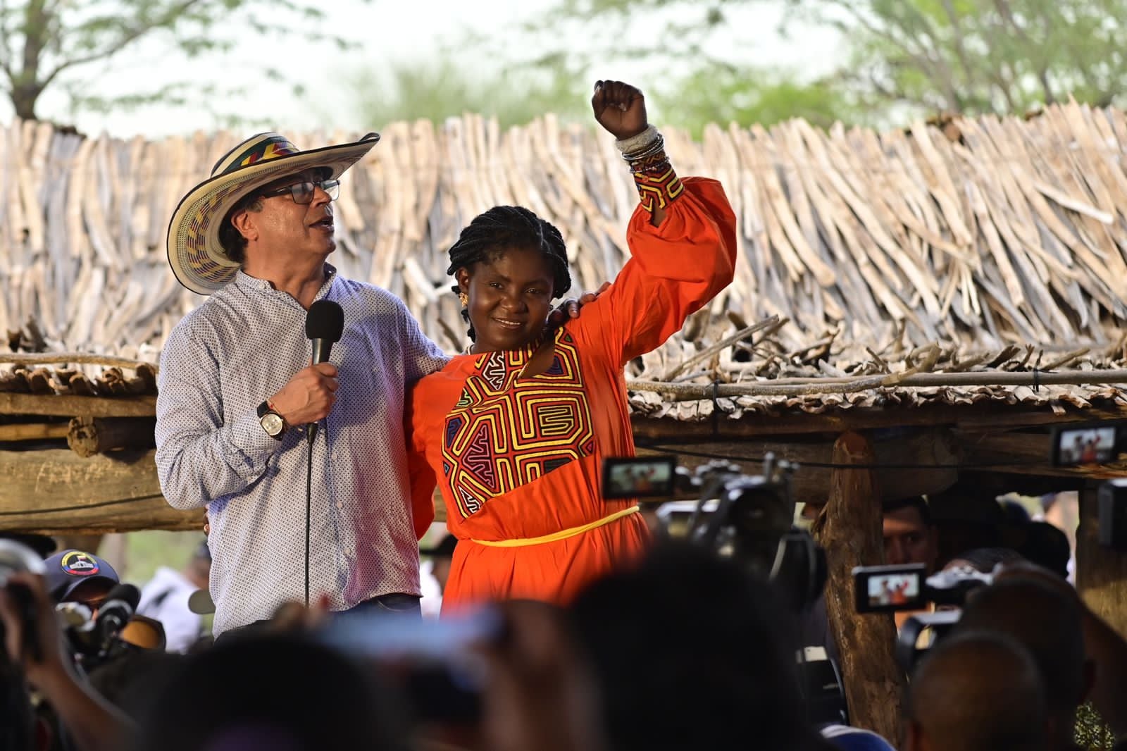 Gustavo Petro, presidente de Colombia y Francia Márquez, vicepresidenta de Colombia en la posesión de Francia Márquez como ministra del Ministerio de la Igualdad. 30 de junio de 2023. La Guajira, Colombia. Foto: Presidencia.