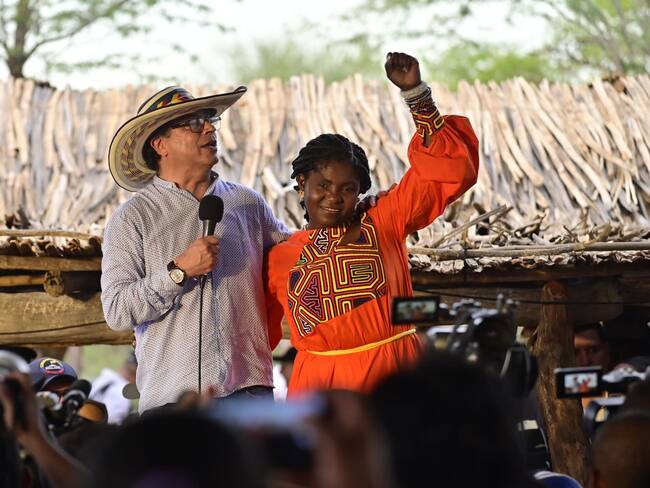 Gustavo Petro, presidente de Colombia y Francia Márquez, vicepresidenta de Colombia en la posesión de Francia Márquez como ministra del Ministerio de la Igualdad. 30 de junio de 2023. La Guajira, Colombia. Foto: Presidencia.