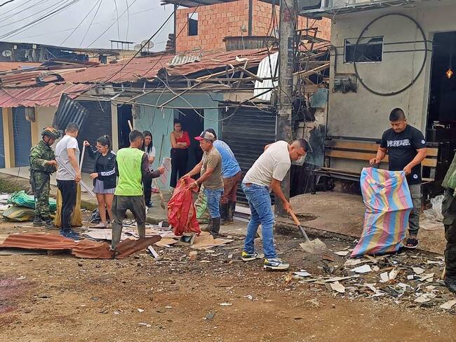 PLA400 EL PLATEADO (COLOMBIA), 08/11/2024.- Fotografía cedida este viernes por el Ejército Nacional de Colombia que muestra a integrantes de las Fuerzas Militares recogiendo escombros con habitantes del sector, luego de un atentado en El Plateado (Colombia). Un soldado profesional murió y otro resultó herido en un ataque perpetrado este viernes por disidencias de las FARC que activaron una motocicleta cargada de explosivos en el parque principal de la localidad colombiana de El Plateado, en el departamento del Cauca (suroeste), informaron fuentes castrenses. EFE/ Ejército Nacional de Colombia /SOLO USO EDITORIAL SOLO DISPONIBLE PARA ILUSTRAR LA NOTICIA QUE ACOMPAÑA (CRÉDITO OBLIGATORIO)