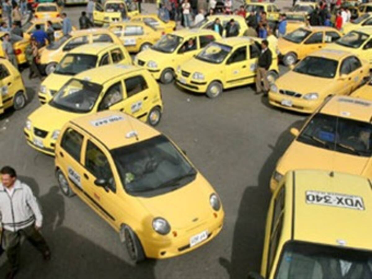 Petro anuncia sanciones a taxistas que bloqueen vías