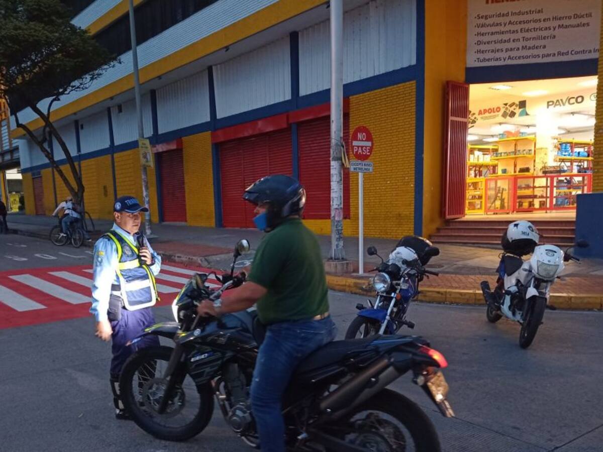 Grupo especial de tránsito se toma carril de Metrolínea