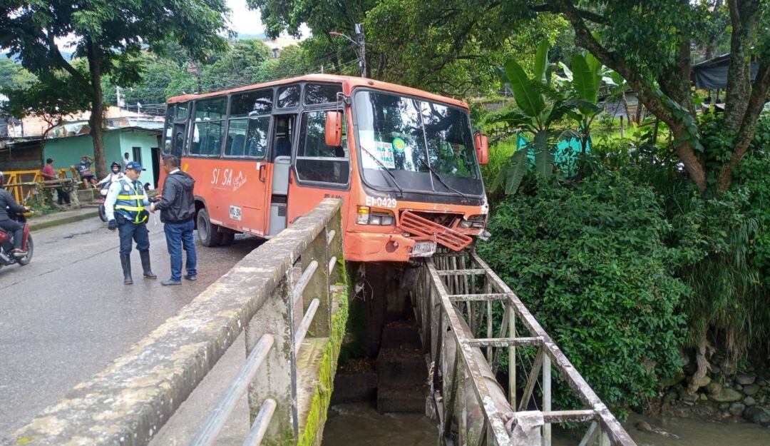 Accidente de buseta en el barrio Santofimio 