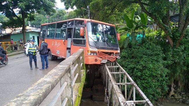 Accidente de buseta en el barrio Santofimio