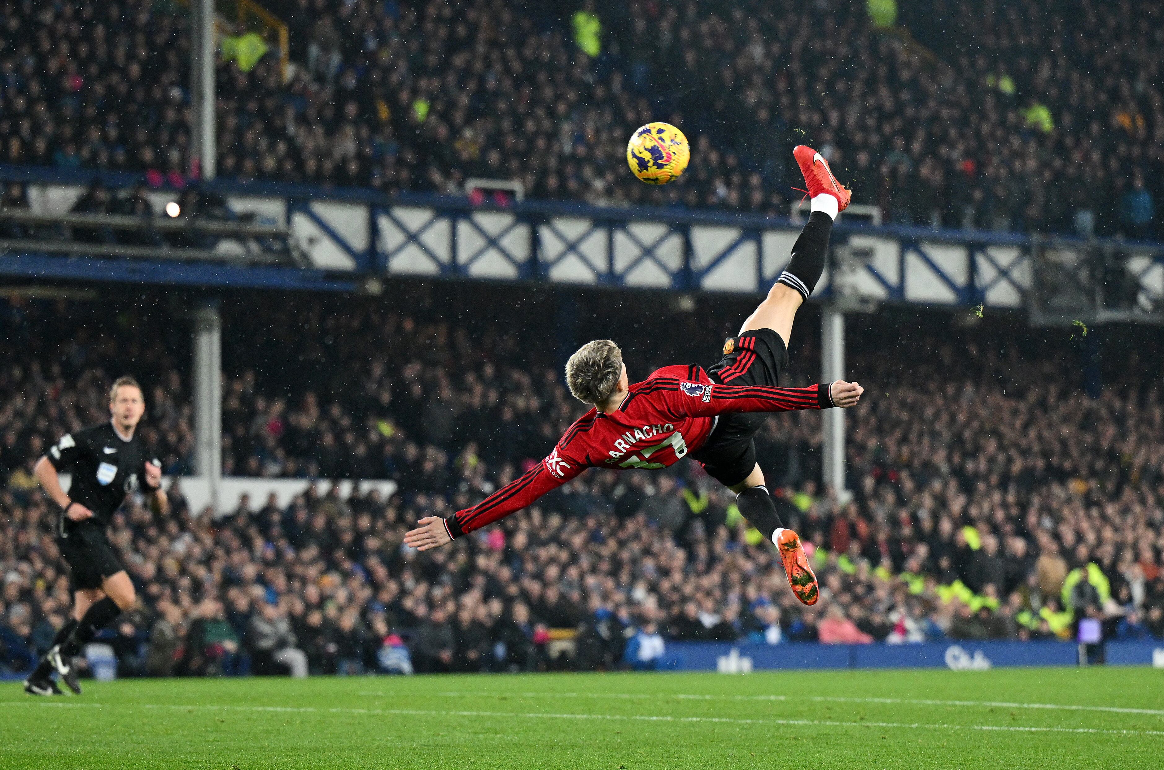 Alejandro Garnacho marcó un gol antológico para el Manchester United. (Photo by Shaun Botterill/Getty Images)